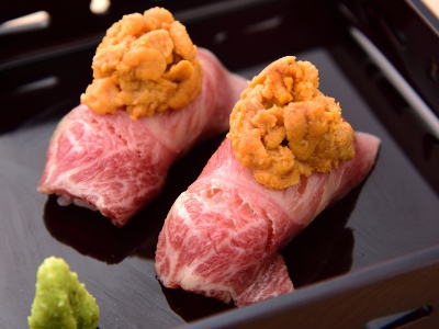 京都姫牛のミスジをうにでさらに贅沢に。黒毛和牛の炙り握り寿司うにのせ1,680円（2貫）。