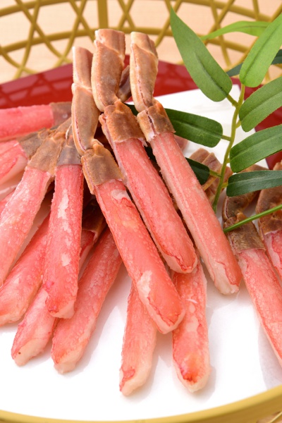 北海道の海で肉厚に育った脚を豪快に！ずわいかに4本3,000円〜16本9,000円。