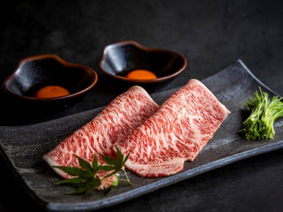名物の極上サーロインのすき焼き3,200円。京都のブランド卵「くろ丹波」付き。