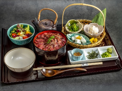 ランチ限定の肉まぶし（写真は和牛極上サーロインひつまぶし御膳3,200円）。まずはそのまま、次にネギやワサビなどの薬味と一緒に、最後は和風だしでお茶漬風にいただこう。