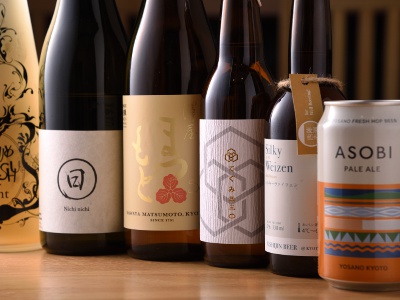 伏見の日本酒やクラフトビール、ワイン、焼酎、梅酒は京都産のものを取り揃えている。　