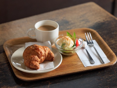 Croissant set for 800 yen with a choice of coffee or orange juice with a mix of shallow-roasted and deep-roasted coffee.