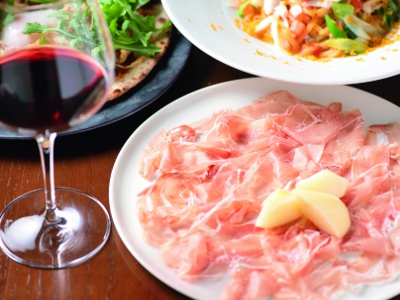 Prosciutto and seasonal fruits (1,280 yen) is one of the most popular menu items. You can enjoy the melt-in-your-mouth texture of the ultra-thin cured ham sliced with an Italian slicer.
