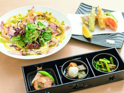 （写真左から時計回りに）季節の野菜と鮮魚のカルパッチョ風サラダ1,200円、いろどり野菜の天ぷら880円、おばんざい三点盛り合わせ980円