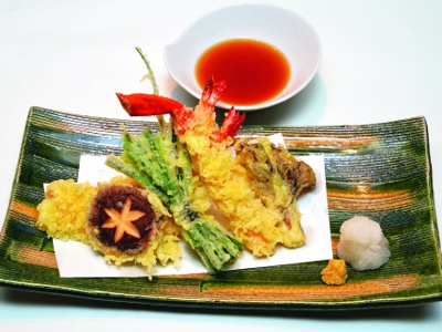 OBENKEIで外せないのが揚げたてサクサクの天ぷら。まずは、おまかせ天盛り1,100円でいろいろな味を楽しんで。