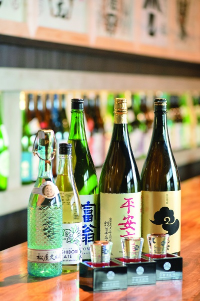 品揃え豊富な日本酒は目移り必至。好みに合ったお酒を提案してくれるAIも導入されているので、迷ったら活用してみよう。