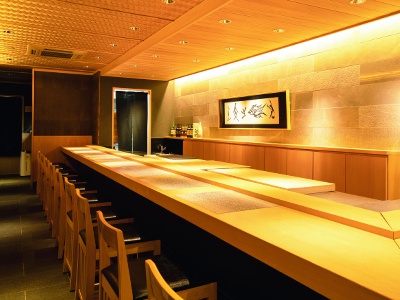 The restaurant has a total of 14 seats. Enjoy a special time while enjoying relaxed conversation with the sushi chef.