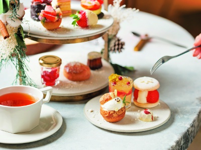 The elaborate afternoon tea sets are also reasonably priced, starting at 3,980 yen. Reservations are required by the day before.
