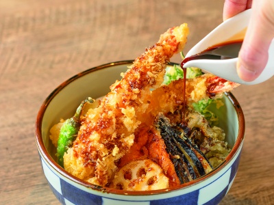錦市場のイートインでも人気の大海老天ぷらが2尾ドドーンと入った天丼1,700円。サクサク食感とプリプリの身の美味しさに驚くはず！