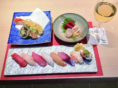 看板メニューの寿司と刺身、天ぷらを盛り合わせで贅沢に。独自ルートで仕入れる旬の魚介をさまざまな料理で堪能して。