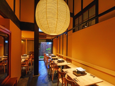 The restaurant has 10 seats at the counter and 36 seats at tables. The space, a renovated Kyo-machiya, is full of warmth, and there is a garden in the back.