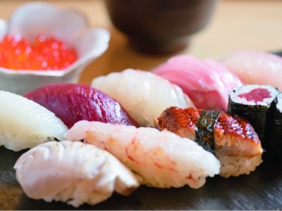新鮮な魚介をネタに握る寿司もぜひ食べてみて。職人の細やかな技がその美味しさを十分に引き立てる。