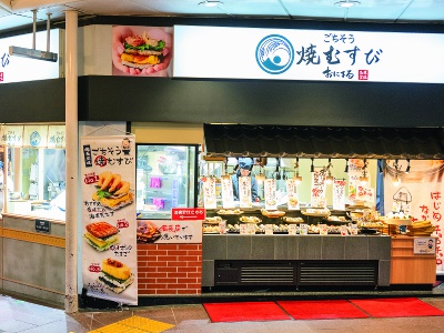 三条名店街の入口にある三条河原町店は、ショッピングの合間にも立ち寄りやすい。