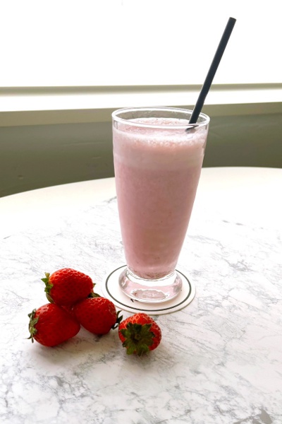 Strawberry smoothie 650 yen. A wide variety of drinks are also on the menu.