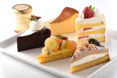 The lineup of cut cakes is posted on SNS every business morning. Layaways are also available.