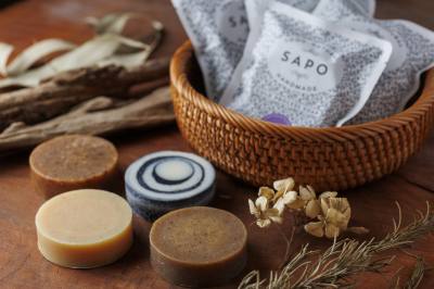 Cold process soap: 1,078 yen. Available in four types: rice (rice bran), beni-imo (sweet potato), charcoal (natural persimmon tannin and activated bamboo charcoal), and ancient rice (sake lees).