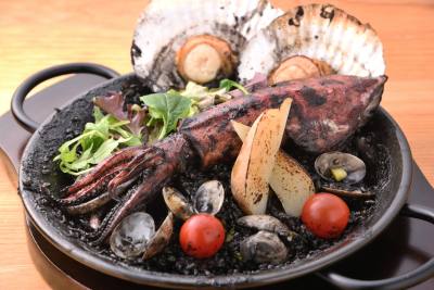 The sumptuous Amanohashidate paella is 2,300 yen (photo shows 3,400 yen for two), made with an abundance of seasonal seafood.