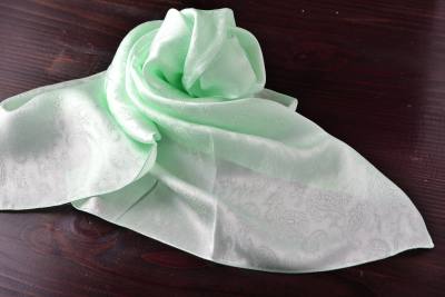 Silk long scarf dyed in traditional Japanese colors, 3,280 yen. A variety of color variations are also attractive.