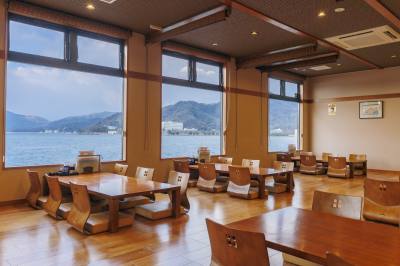Zashiki seating with a view of the beautiful ocean through a large window. Counter seating and table seating are also available.
