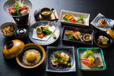 Regular kaiseki course: 9,680 yen. A kaiseki course prepared by the chef using a combination of seasonal ingredients.