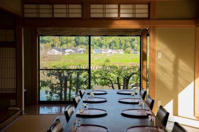 Enjoy the view of the gently flowing Yura River and the Shisui Mountains as you feast on dishes filled with seasonal charms.
