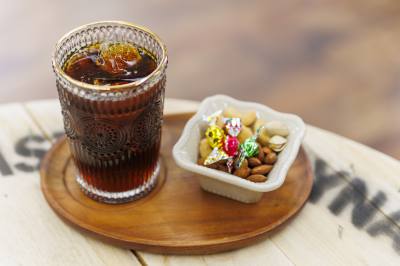Iced coffee 500 yen (with nuts). Enjoy the aroma, sweetness, and richness of far-infrared roasting.
