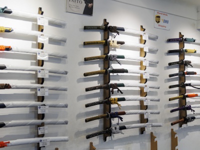 1階には居合道で用いる居合刀が常時30～40振揃う。店舗限定モデルも。