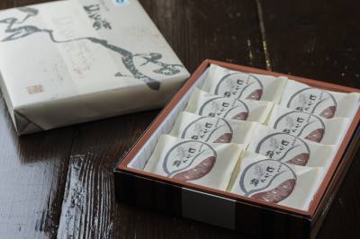 The 8-piece pack of 1,000 yen makes a perfect souvenir, while 2-piece packs for 250 yen and 12-piece packs for 1,500 yen are also available, so choose according to the occasion.