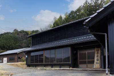 The 1-hour plan (Japanese Sword Appreciation + Blacksmith Shop Tour + Tamashibashi Tour), priced at 10,000 yen, includes a demonstration and experience with a large hammer at the blacksmith shop and sword appreciation with a real Japanese sword in hand at the main building of Nihon Gensho-sha.