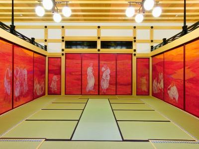 洋画家・壁画家の田村能里子により描かれた本堂の襖絵『風河燦燦三三自在』。