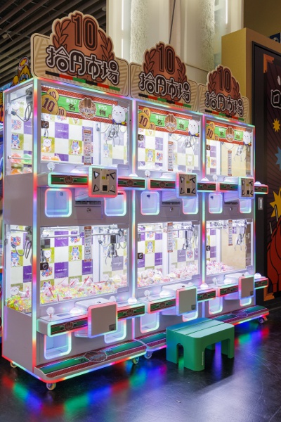 1回10円～と財布に優しい「拾円市場」はクレーンゲームの練習にもぴったり！ここで腕を磨こう。