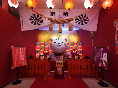 Genki Daimyojin” is a famous landmark in Asobi Town that cheerfully cheers up visitors with all its might. The clapping robot cheers for good luck with all its might!