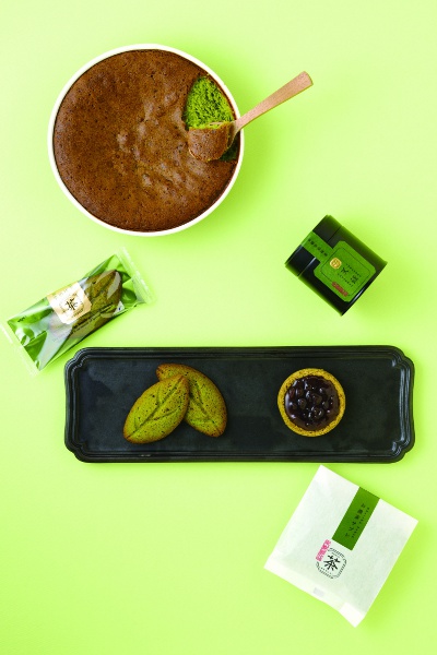 上から時計回りに、【ケーニヒスクローネ】抹茶ラーテ1188円、【茶久利】京都宇治抹茶“天緑”30g入6480円、お濃茶サブレと小豆餡1個270円、京都宇治抹茶フィナンシェ1個162円。