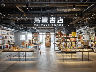 【京都 蔦屋書店】世界中から厳選したアートブックをはじめ、アート作品や書籍、文具、工芸品などを展開。さらにコミックやアニメ・VTuberなど人気IPのオリジナル商品を扱う「IP書店」を新たに展開し、ここでしか味わえない体験を提案。