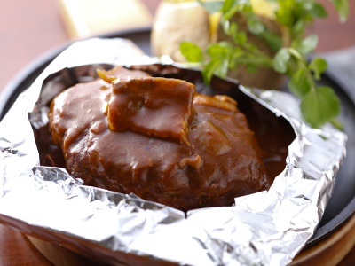 【グリルキャピタル東洋亭】京都・北山に本店を構えるレストラン。100年余りの歴史を持つ老舗で、地元の人にもファンが多い。まずは、手ごね粗びきミンチを使った名物のハンバーグステーキを。