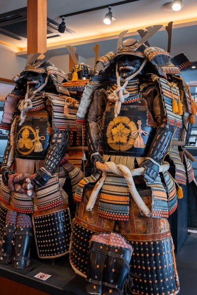 The armor radiates an overwhelming presence. Not only replicas, but genuine pieces from the late Edo period are also on display.