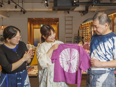 染め上がったTシャツ。ヒダの寄せ方や糸の巻き方で模様の出方はさまざま。4,400円で物販での購入も可能。