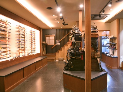 Mark, the owner who studied Japanese history and culture at a university in Kyoto, is fluent in both English and Japanese. Let's talk passionately about the samurai spirit.