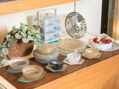 (front) Small cups and other items from 5,060 yen, (Back center) 3-tier square box 70,620 yen