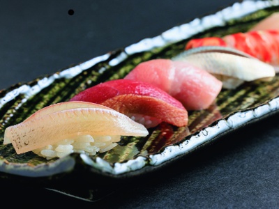 錦市場での人気店【鮨し ん】のお寿司も頂ける。昼 1,800円～、夜3,000円～