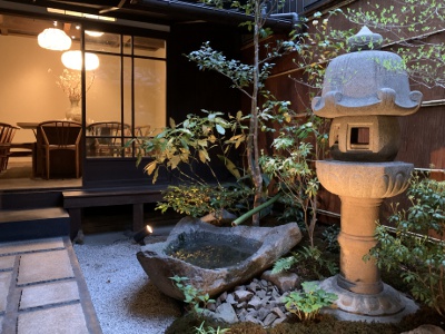 築100年以上の京町家をリノベーションした店内。 坪庭を間近に眺めながら優雅にラーメンを。