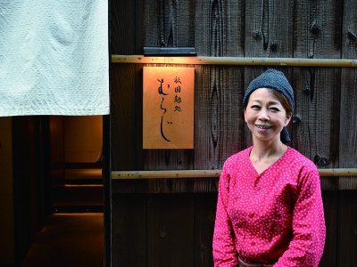 店主の連（むらじ）さんが、女性ならではの感性で味と見た目、健康のバランスを考えたラーメンを手がける。