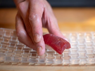 職人の手さばきもごちそうのひとつ。鮮魚の目利きやシャリの塩梅など、熟練の技が光る一貫を味わおう。