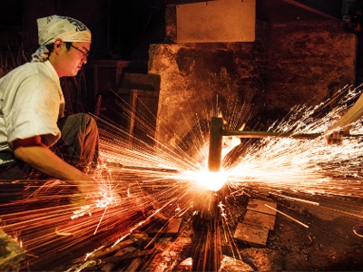 The steel knives crafted by the fifth-generation master swordsmith at Mizuno Forge, a long-established blacksmith shop, are renowned for their sharp cutting edge and showcase the mastery of traditional craftsmanship.