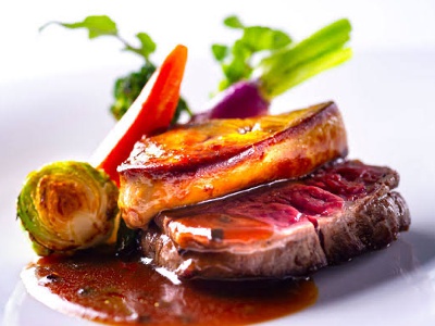 Sushi from Sushi Shin, a popular restaurant in Nishiki Market, is also available. Lunch from 1,800 yen, Dinner from 3,000 yen