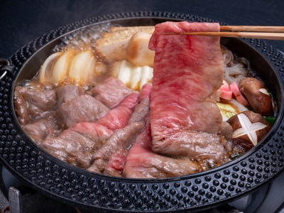 The specially selected sirloin, one of the highest quality parts of beef, has an exquisite balance of the umami of the meat and the sweetness of the fat. Enjoy it luxuriously with a large cut.