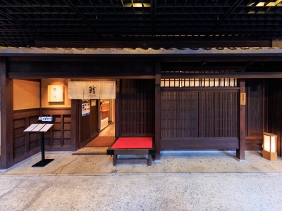 Located within the Kyoto Museum of Culture with excellent access. Feel free to drop by.