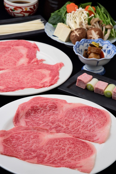 サイコロステーキや和牛のしゃぶしゃぶ、〆のにゅうめんがなどが付くしゃぶしゃぶコース15,400円。