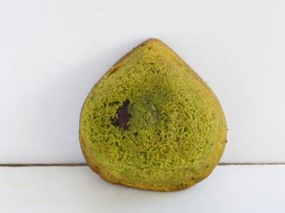 人気の定番焼き菓子。栗がまるまる1個入った抹茶栗。　