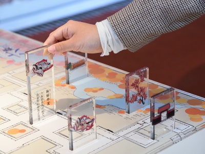 入場無料の情報ゾーンは、遊び心あふれる仕掛けで物語の世界を感じられる体験型コーナー。探して、引いて、発見しながら、大人も子どもも楽しく学べる。